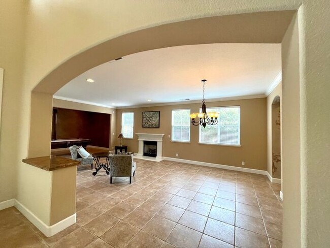 Building Photo - Mediterranean-style 5-bedroom in Seaside H...