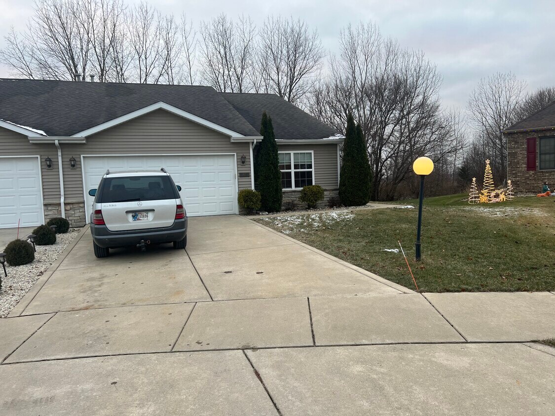 Foto principal - 1421 E 177th Ct