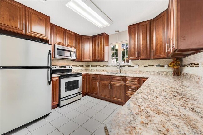 Foto del edificio - 64 Fitch Meadow Ln