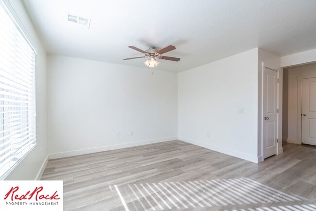 Building Photo - Gorgeous 4 Bedroom Desert Bluff Townhome!