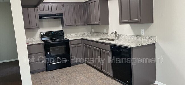 Building Photo - 1000 Meadow Cir N