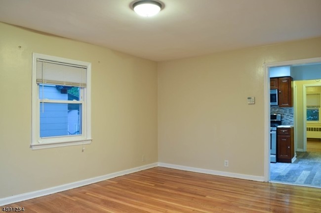 Building Photo - 23 Roselyn Pl