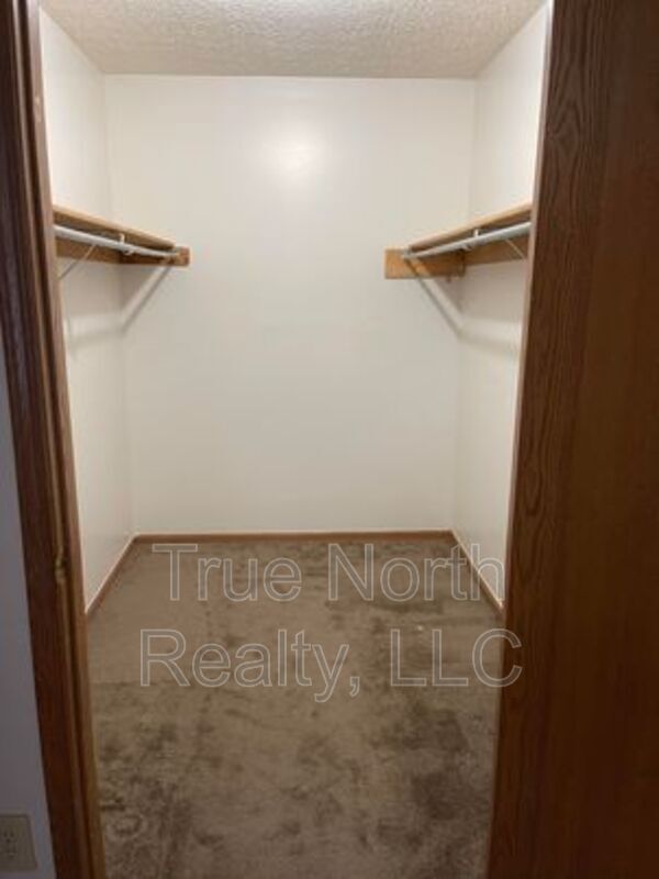 Foto del edificio - 4909 Emerald Lks Blvd