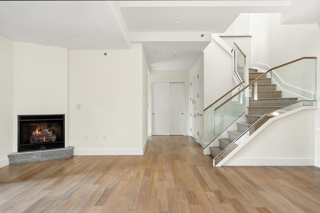 Building Photo - 3 Bedroom 2 Bath Duplex Penthouse