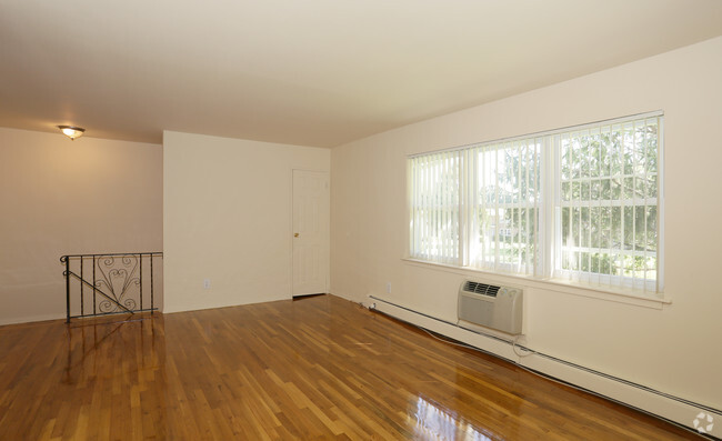 Living Area - Maple Crest Apartments at Dix Hills