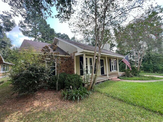 Building Photo - Charming Baton Rouge Home with Flex Room, Fireplace & Spacious Front Porch