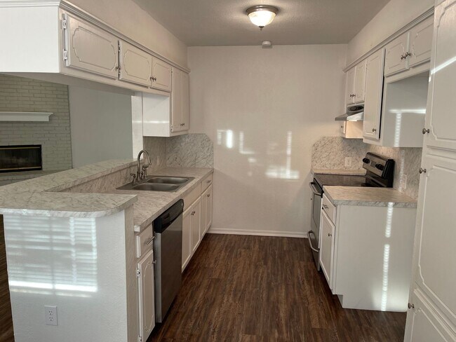 Foto del edificio - 3 bedroom home for rent in Edmond near W 15th Street and Santa Fe!  2 baths, 2 car garage + fence...