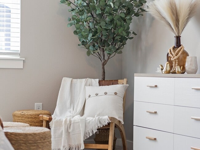 Building Photo - Hillcrest Village