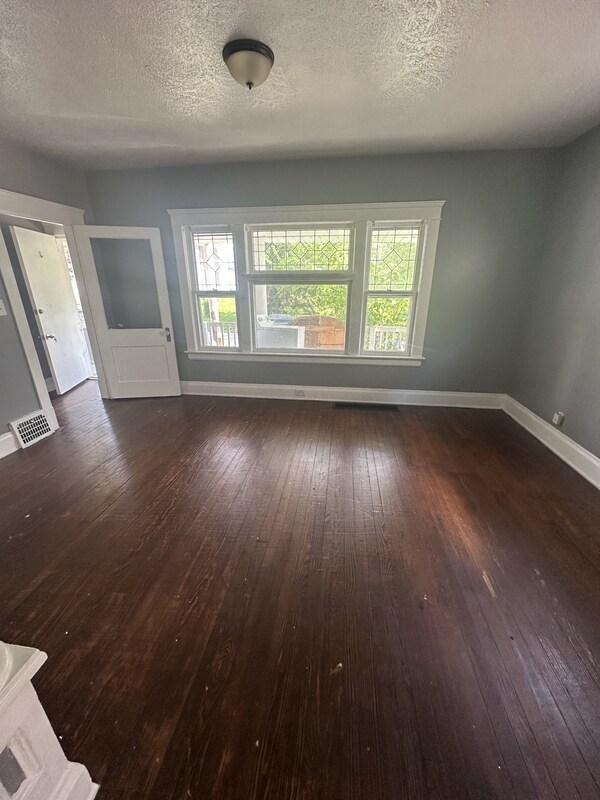 Foto del edificio - 8325 Tioga Ave