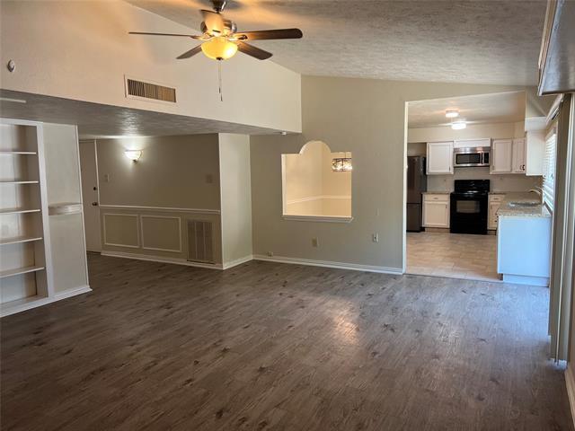 Building Photo - 909 Forest Glen Dr