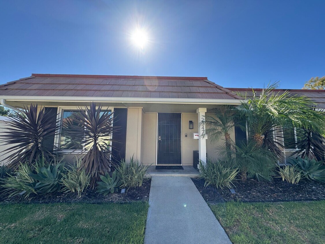 Foto principal - Beautiful Modern 3BD/2BA Home with AC & Pr...