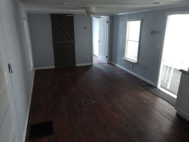 Building Photo - Charming Rental in High Point 55+ Golf Com...