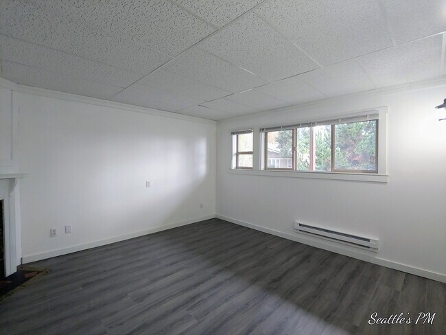 Foto del edificio - Newly Remodeled 1bdrm in Convenient Eastlake Neighborhood with Washer\Dryer and Parking