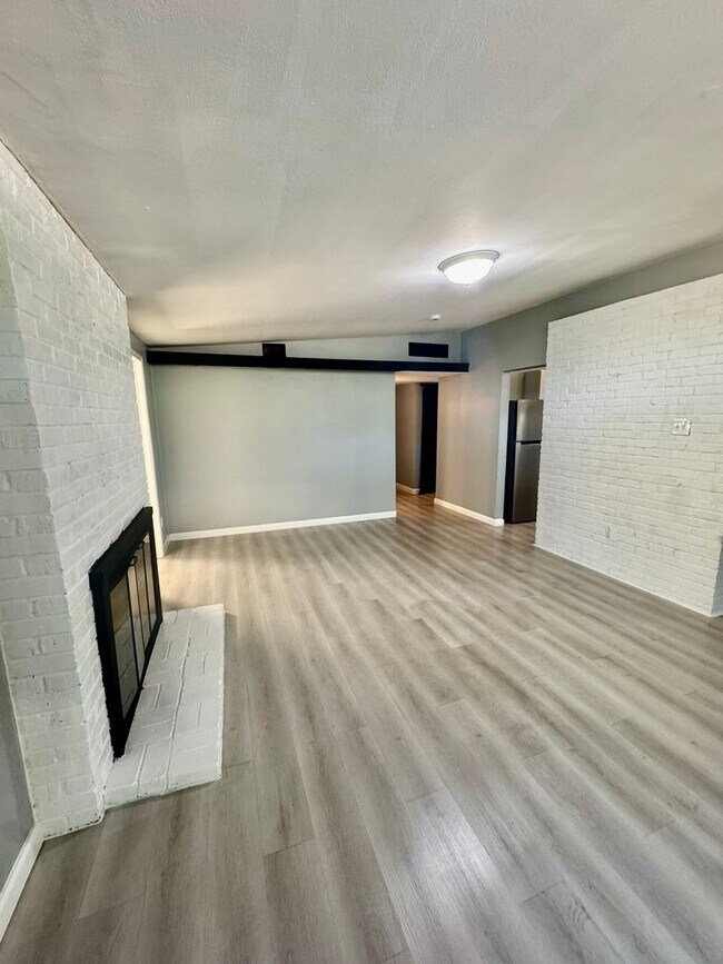 Building Photo - Don’t miss this opportunity!