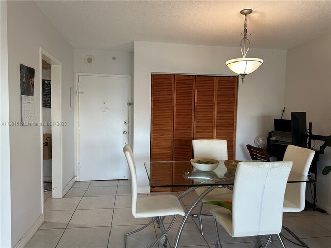 Building Photo - 400 Kings Point Dr