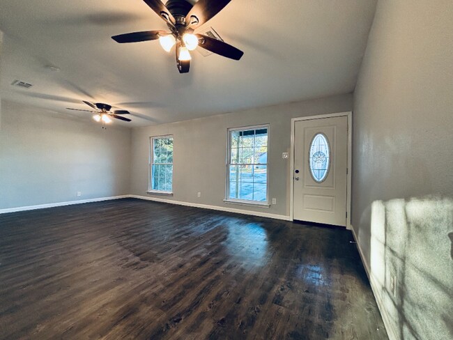 Foto del edificio - 2325 Lakehurst Dr