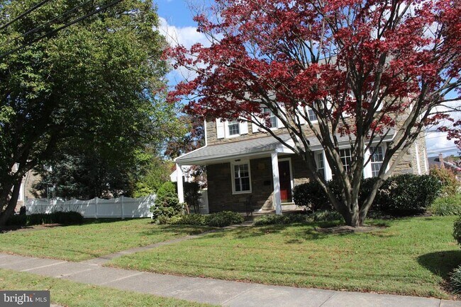 Building Photo - 1801 Manor Rd