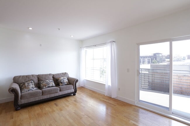 Building Photo - 371 30th St