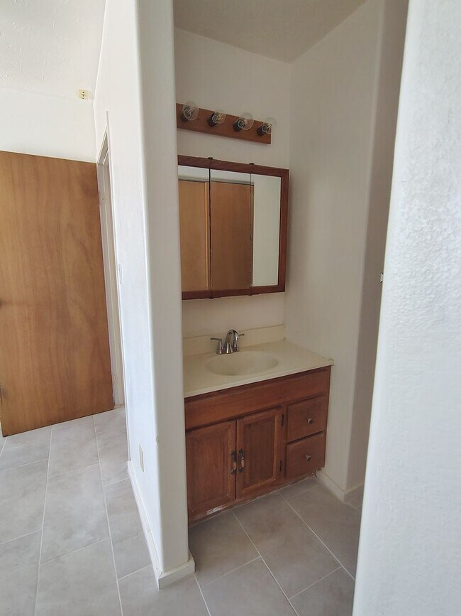 Building Photo - 1820MAKU