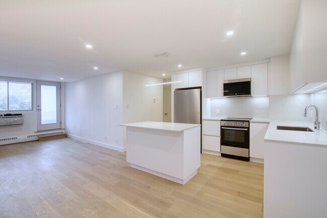 Building Photo - 4800 Maisonneuve Blvd W