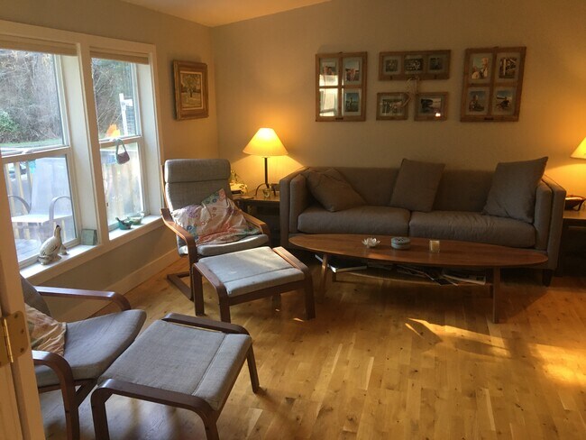 Sala de estar - 126 Charlie Ln