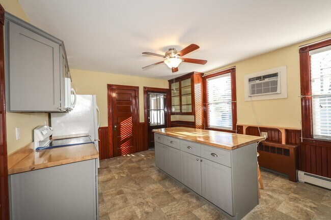 Building Photo - 1378 River Rd