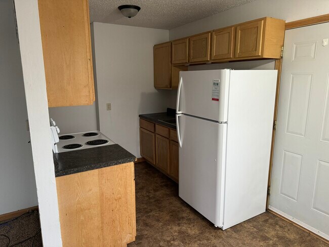 Building Photo - 11 Manor Dr