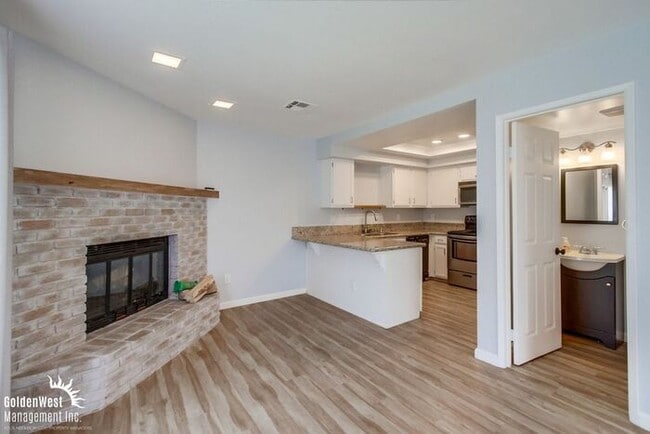 Building Photo - Spacious 2Bd 2.5Ba Two-Story Condo in Alli...