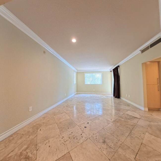 Building Photo - 220 E Flamingo Rd