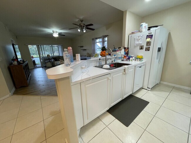 Foto del edificio - ANNUAL RENTAL - 3 BED 2 BATH WITH GARAGE A...