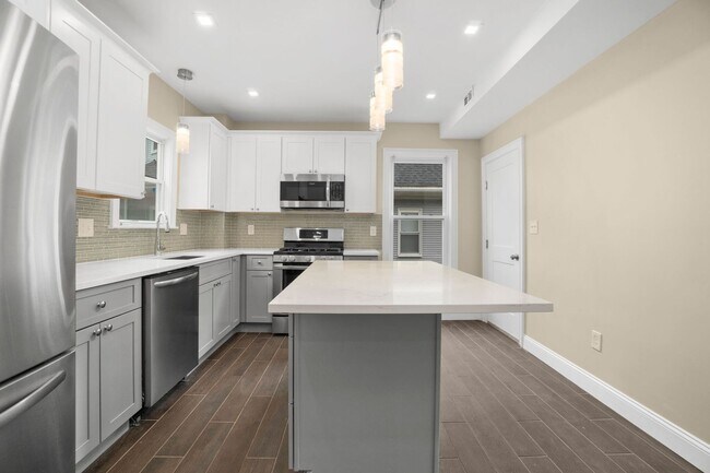 Building Photo - HOT BRIGHTON LISTING!!!!