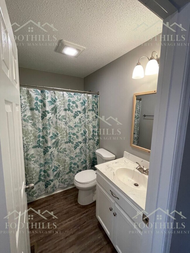 Foto del edificio - 2-Bedroom Home with Fenced Backyard and Ap...
