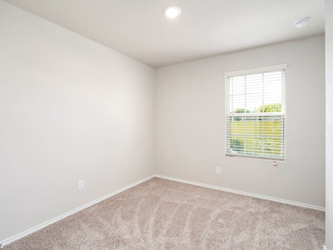 Foto del edificio - CALL FOR MORE DETAILS!!