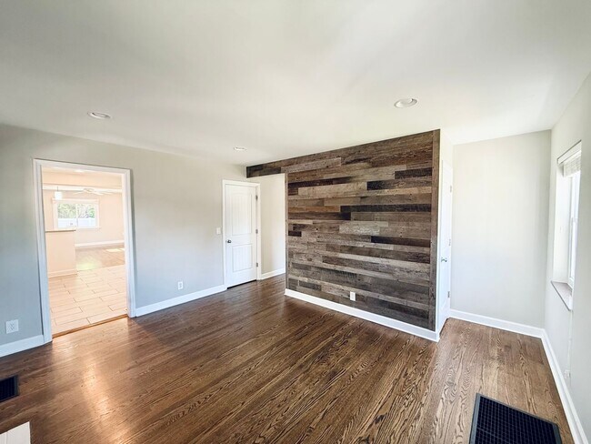 Building Photo - Fully Renovated 3-Bedroom 3-Bathroom Gem in Cincinnati!