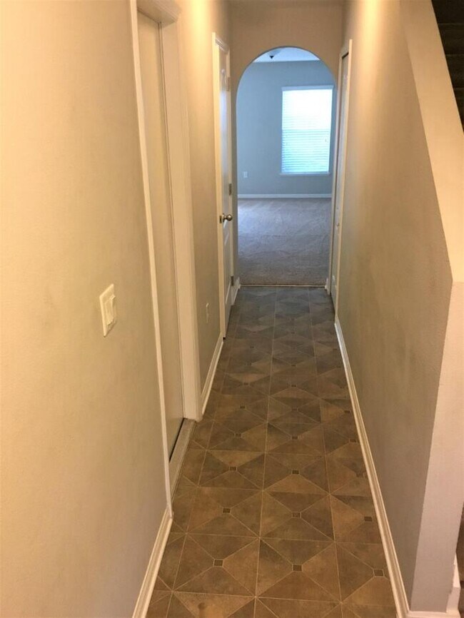 Foto del edificio - SPACIOUS TOWNHOME WITH LARGE BACKYARD