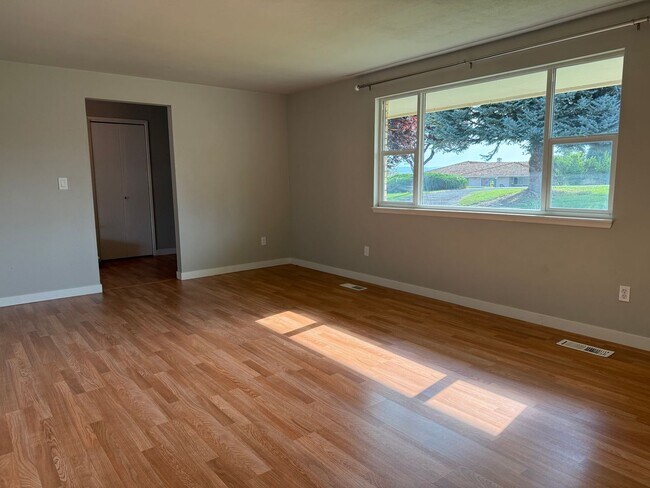 Foto del edificio - Spacious 3 Bedroom Home with Large Yard & 2-Car Garage