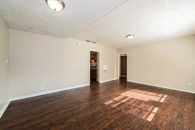 Foto del edificio - 3041 Detroit Cir N