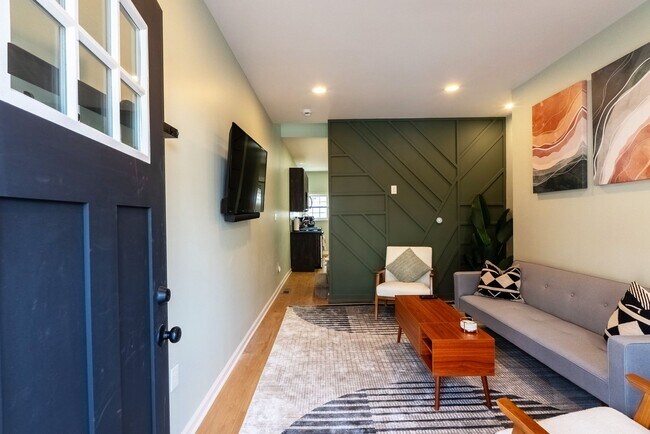 Building Photo - 335 Taylor-Mid-Term Rental