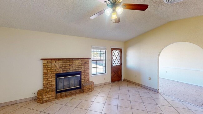 Building Photo - 3-Bed / 2-Bath - Less than 10 minutes from Holloman AFB!