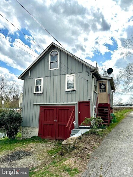Building Photo - 90 Old Red Mill Rd
