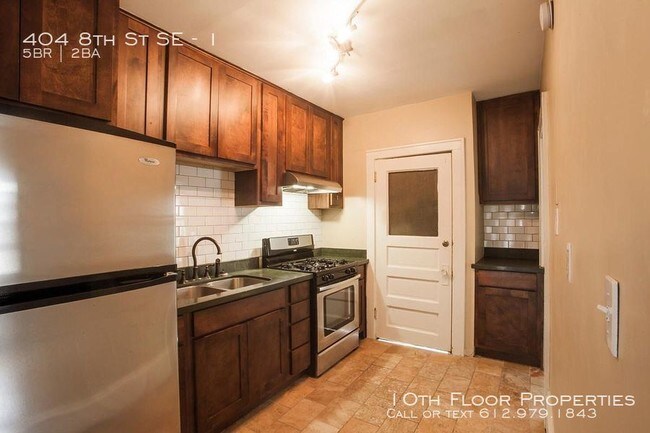 Building Photo - 404 8th St SE - 1 - 5 beds, 2 full baths