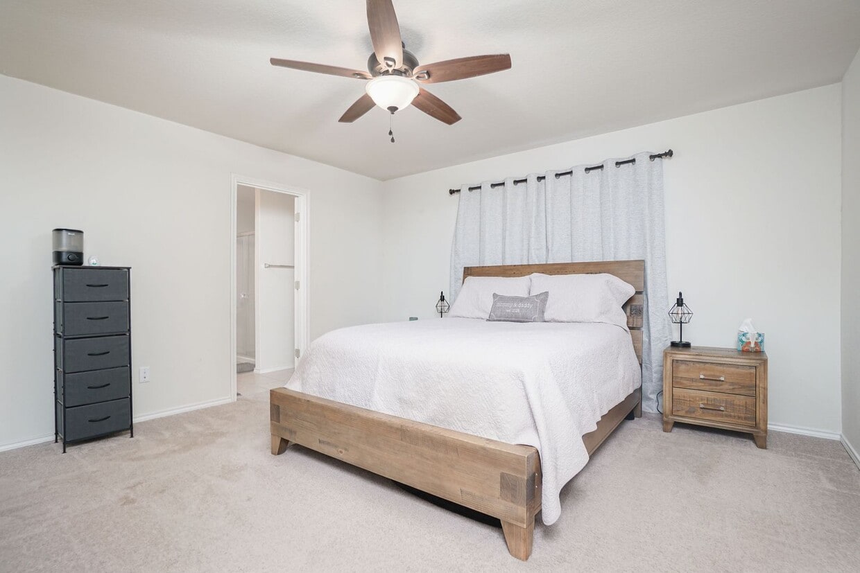 Primary Photo - Spacious 4-Bedroom Home in Medina Landing ...