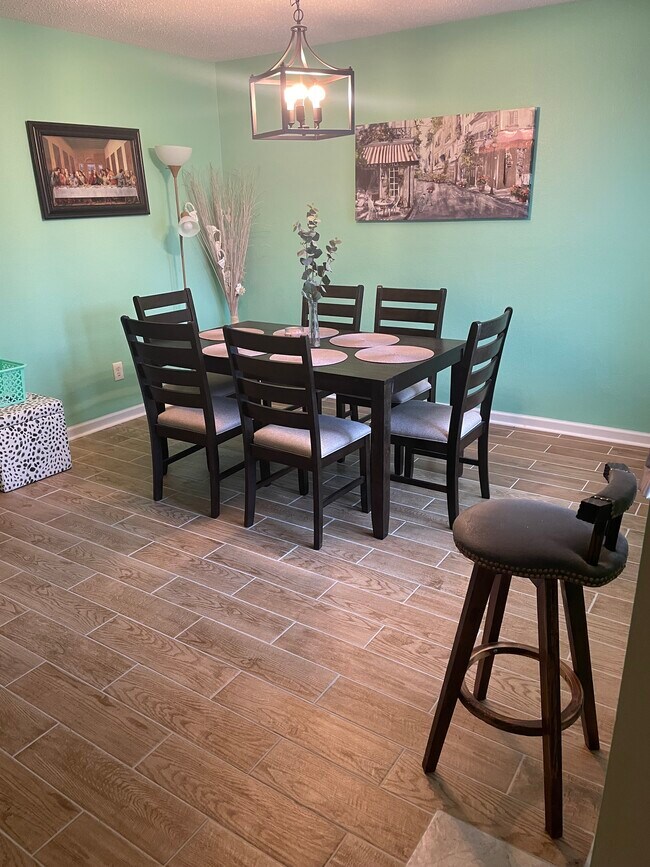 Foto del edificio - 8009 Canoe Ridge Ln
