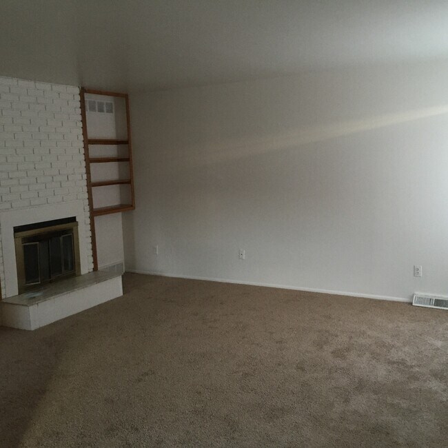 Building Photo - Spacious 2 Bedroom 1 Bath With Mountain Vi...
