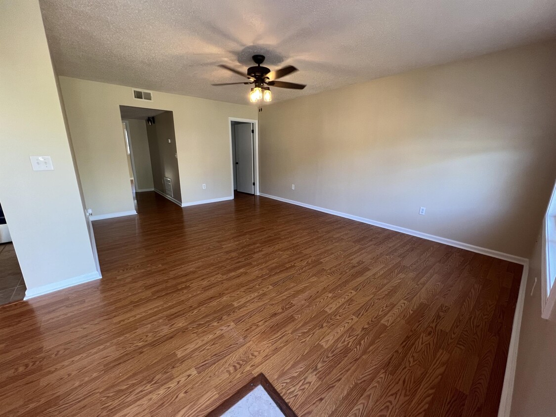 Primary Photo - 907 Hillwood Dr