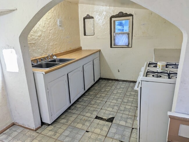 Building Photo - 15 W 10th St