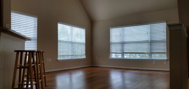 Building Photo - 5560 Rosehill Rd