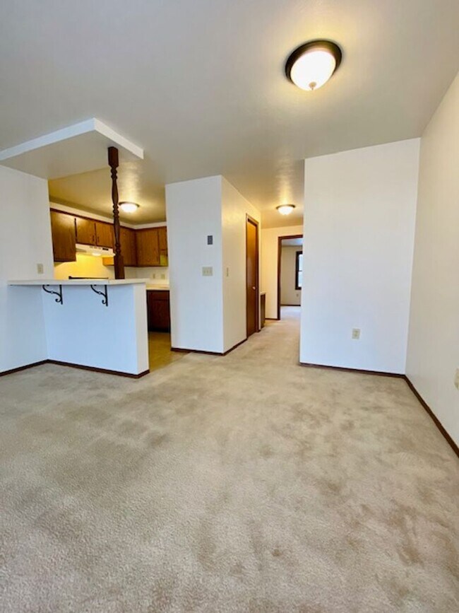 Foto del edificio - Cozy 1 Bedroom 1 Bath Lower Apartment W/Garage & Coin-Op Laundry!