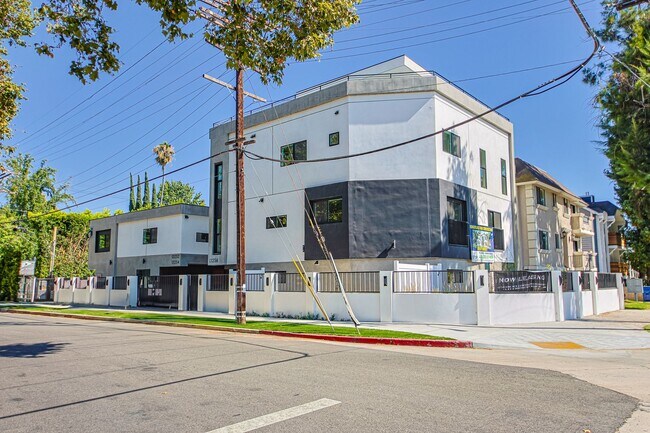 Building Photo - 4658 Fulton Ave