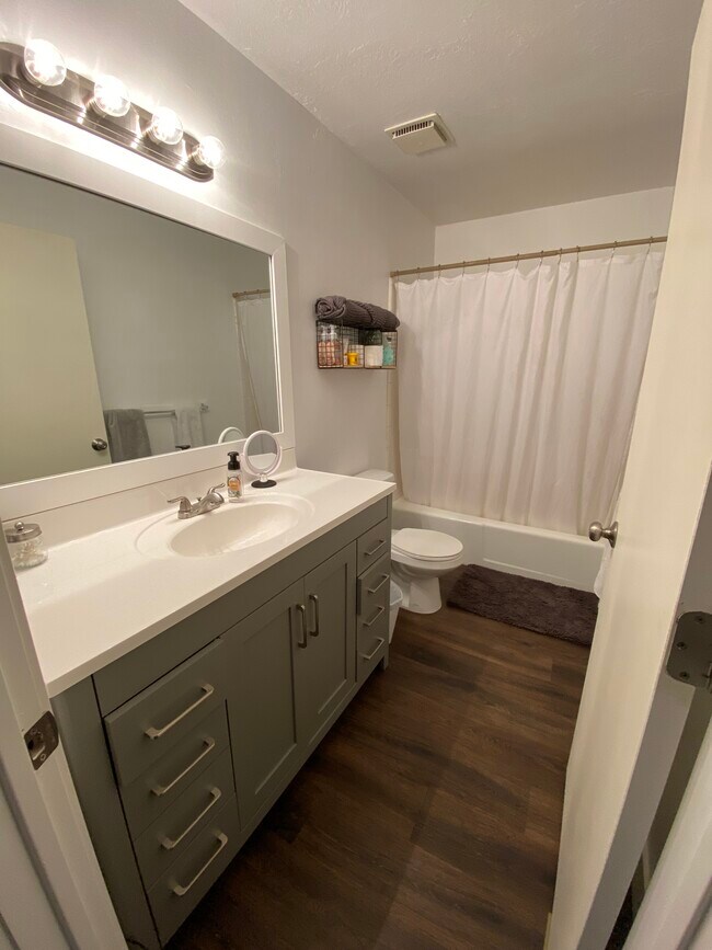 Baño - 1062 N 375 W